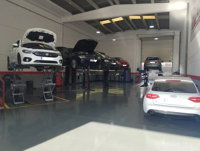 Interior del taller GHAutotech con herramientas de trabajo