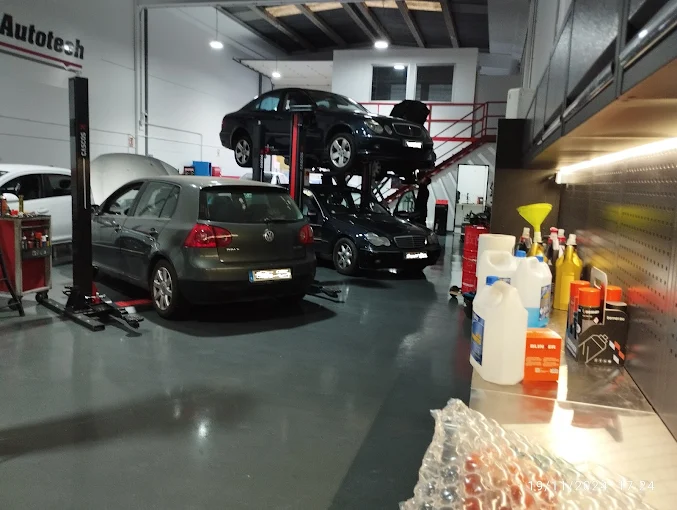 Mecánico trabajando en diagnóstico de vehículo