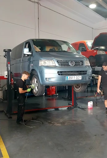 Detalle del taller con repuestos y componentes